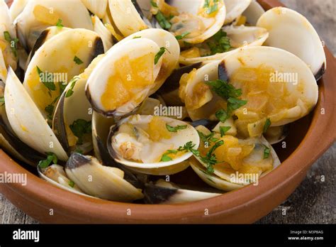 almejas a la marinera receta arguiñano|spanish clams with chorizo.